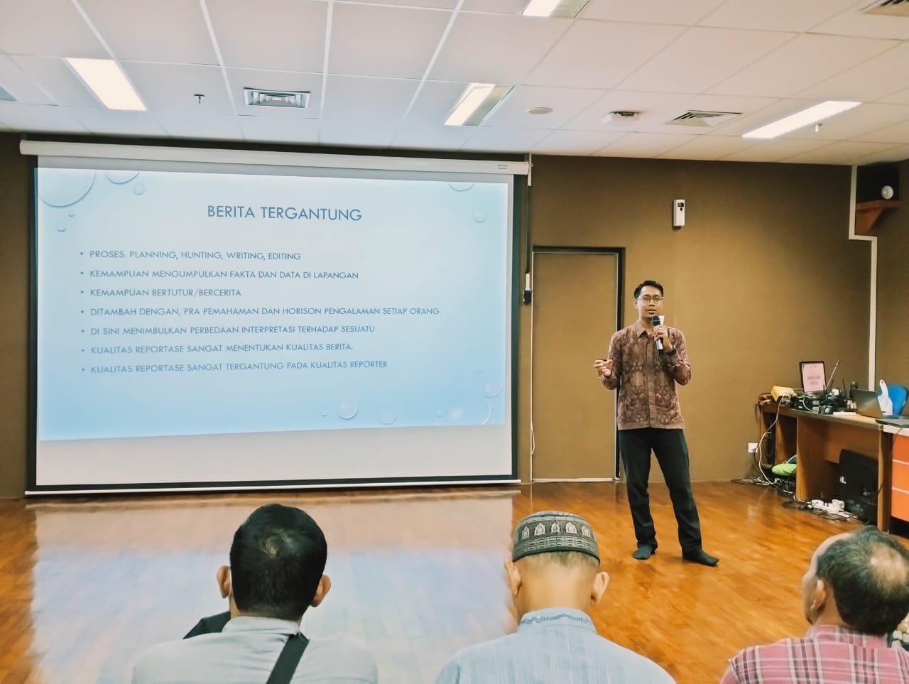 Muhammad Ridha Basri saat memaparkan materi Pelatihan Jurnalistik MPI PDM Kota Yogyakarta. Doc. SM