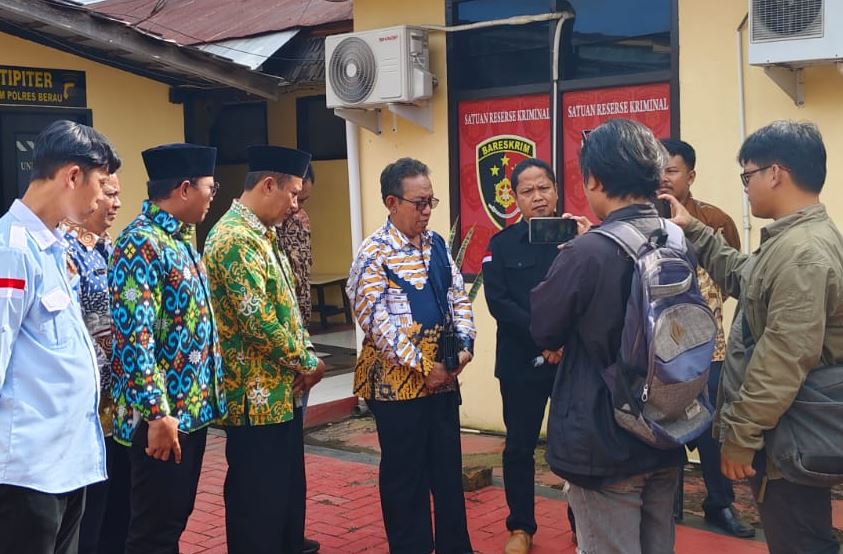 Rektor UM Berau bersama tim mengirim berkas laporan ke Polres. Foto Istimewa