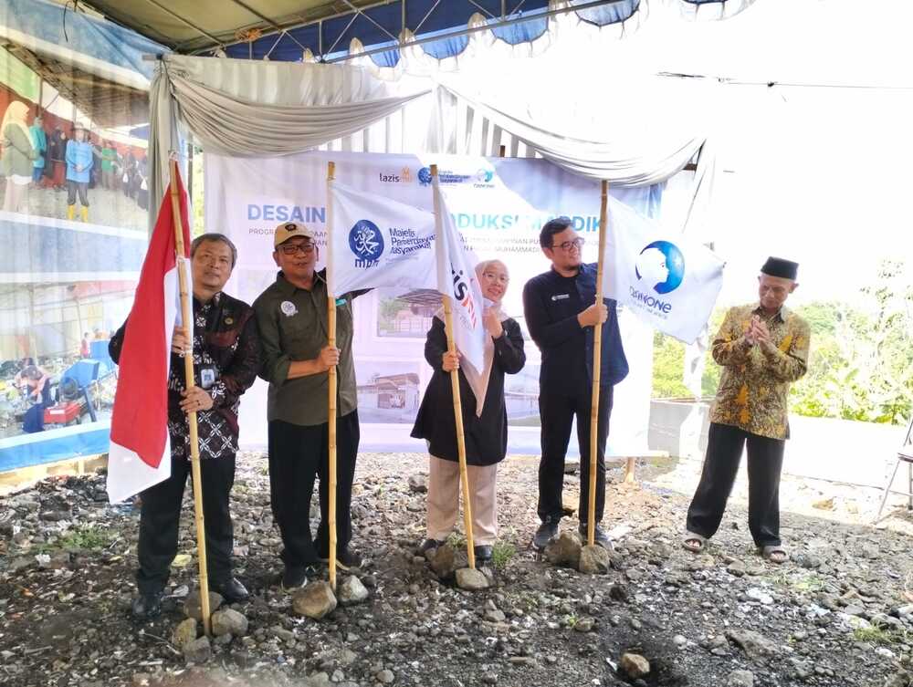 Prosesi kick off pembangunan rumah produksi pengelolaan sampah MPM PP Muhammadiyah, Lazismu, dan Danone Indonesia. Doc. SM