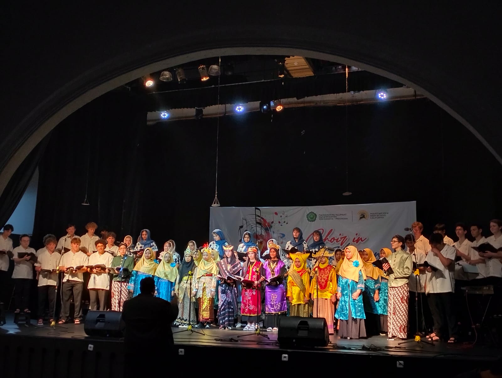 Penampilan kolaborasi siswa Madrasah Mu'allimat Muhammadiyah Yogyakarta dengan  Mountain View High School California Amerika Serikat. Foto: Cris