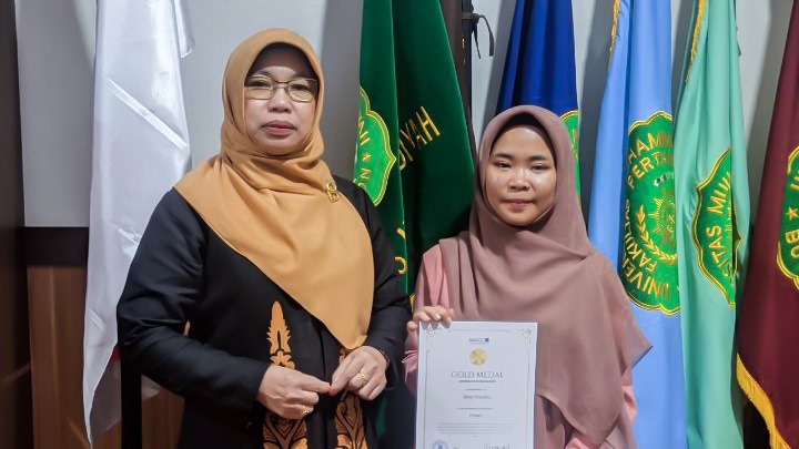 Reni Amalia berfoto bersama Rektor di Rektorat UM Buton (Sumber : Dok. Humas UM Buton)