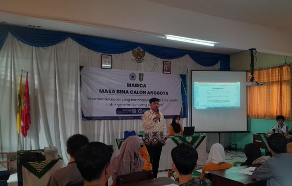 Penulis sedang mengisi materi di kegiatan Masa Bina Calon Anggota IPM. Dok Istimewa