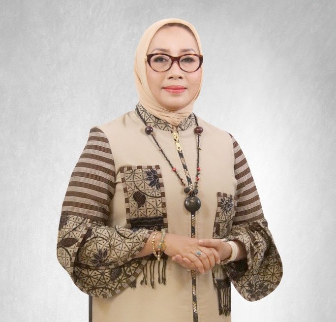 Dra Hj Arifatul Choiri Fauzi, MSi
