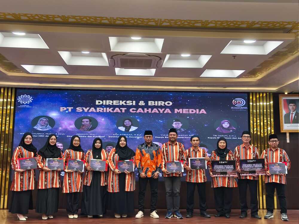 Jajaran Direksi mendapatkan penghargaan dari PT SCM /SM. Foto: Cris