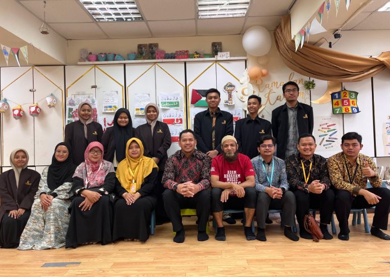 Dari Kanan Ke Kiri- Fikri Wildan Nasution, Heryan Ardhi Kusuma, Muhammad Deden Irwandi, Mohammed Abdul Azeez (Founder  dan Direktur Al Hadi Taiwan), Aly Aulia (Direktur Muallimin) , Unik Rosyidah (Direktur Muallimat), Imastuti, Yovinda Nur Khusna, dan Kader MHI Taipei, Taiwan Muallimin Muallimat (Foto: dokumentasi Muallimin)