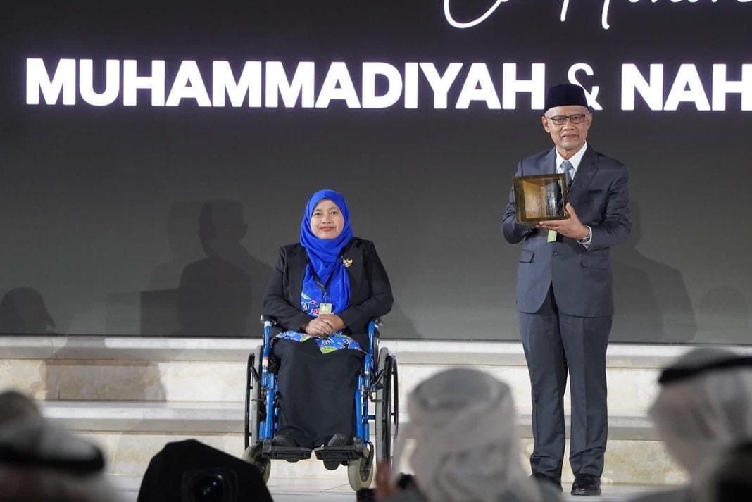 Ketua Umum Pimpinan Pusat Muhammadiyah Prof Dr KH Haedar Nashir, MSi saat menerima Penghargaan Zayed Award for Human Fraternity 2024 di Abu Dhabi