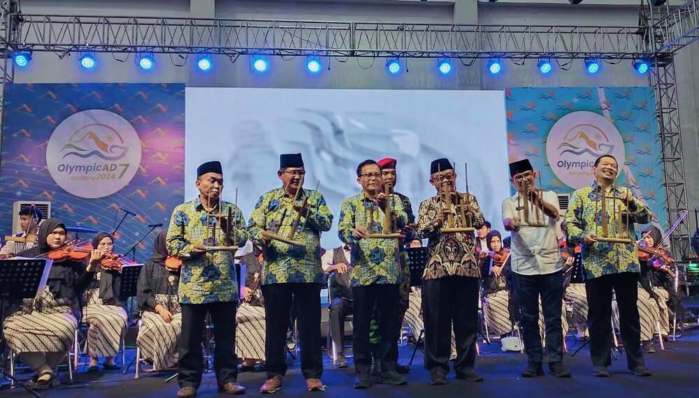 Sekretaris Umum Pimpinan Pusat Muhammadiyah Prof Dr H Abdul Mu'ti, MEd (batik cokelat) memainkan alat musik angklung sebagai peresmian pembukaan OlympicAD VII Nasional 2024. Doc. SM