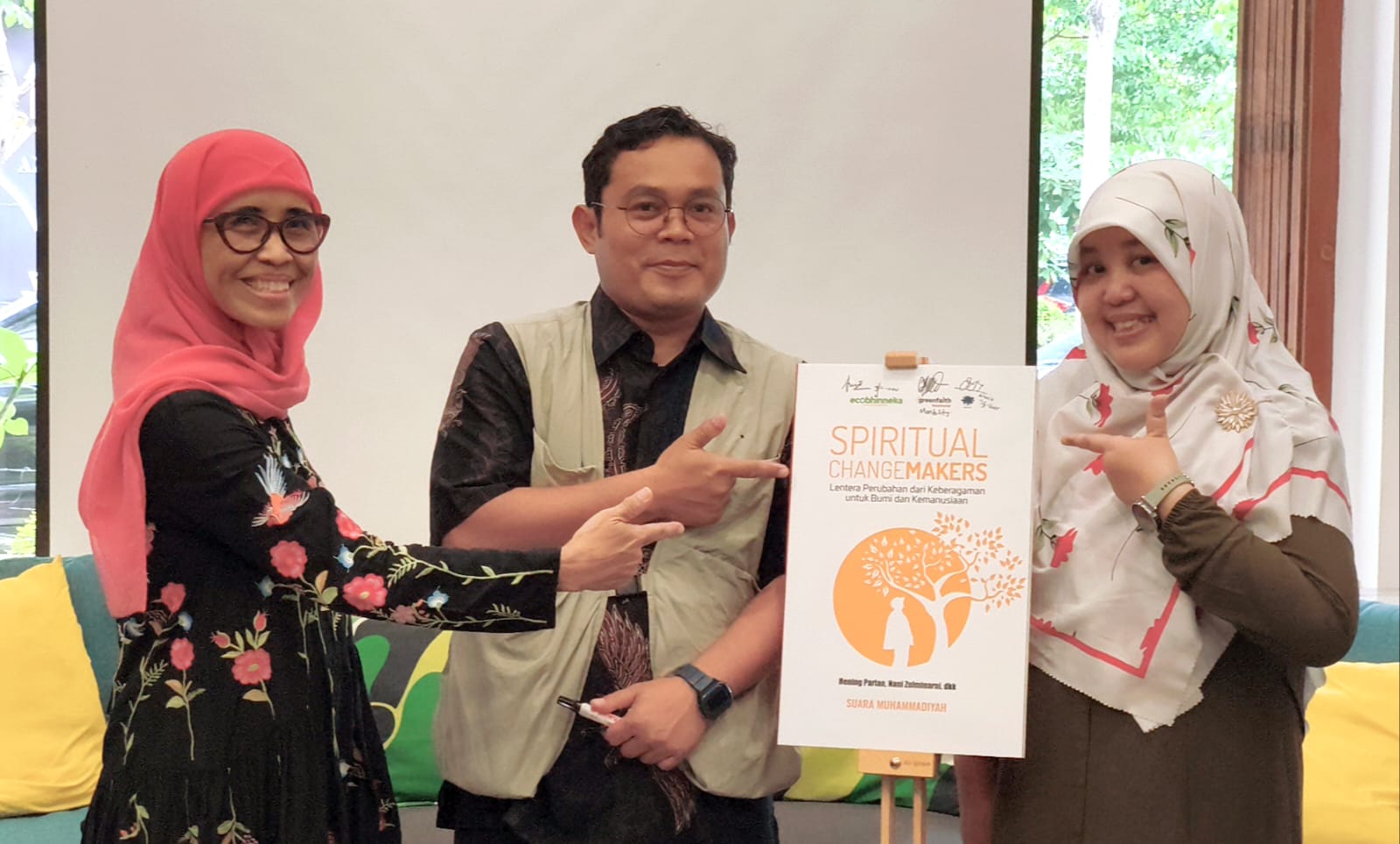 Peluncuran Buku Spiritual Changemakers: Lentera Perubahan dari Keberagaman untuk Bumi dan Kemanusiaan, yang ditandatangani oleh Nani Zulminarni (Ashoka), Parid Ridwanuddin (GreenFaith Indonesia), dan Triningsih (Eco Bhinneka Muhammadiyah)
