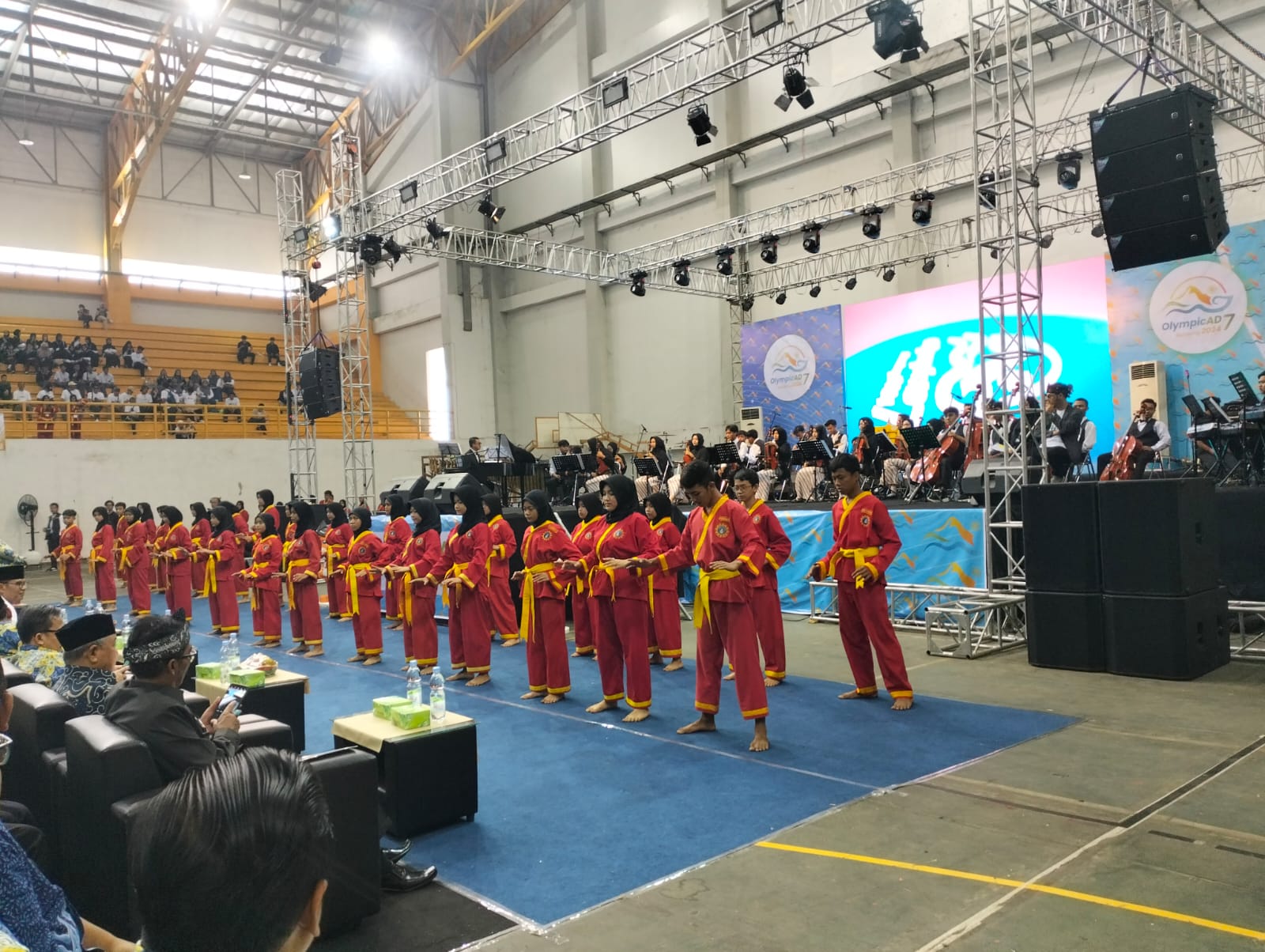 Suasana Pembukaan OlympicAD di Stadion Si Jalak Harupat, Bandung (6/3).