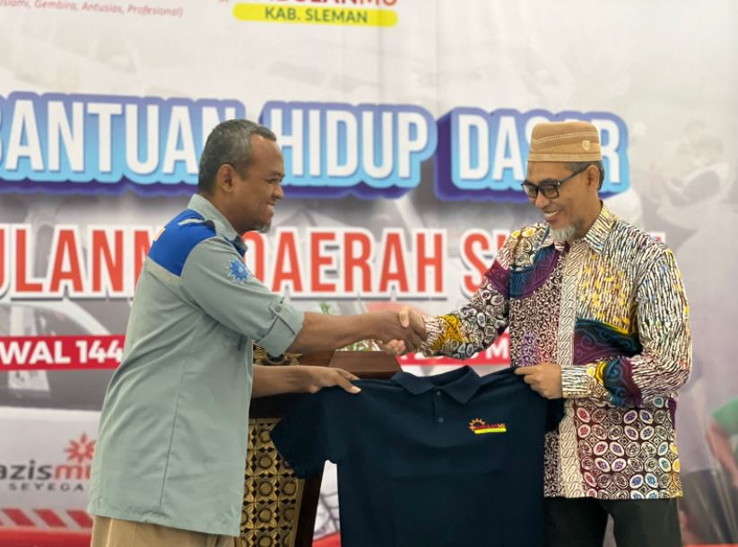 Penyerahan Baju AmbulanMu kepada Direktur RS PKU Muhammadiyah Gamping dr Ahmad Faesol