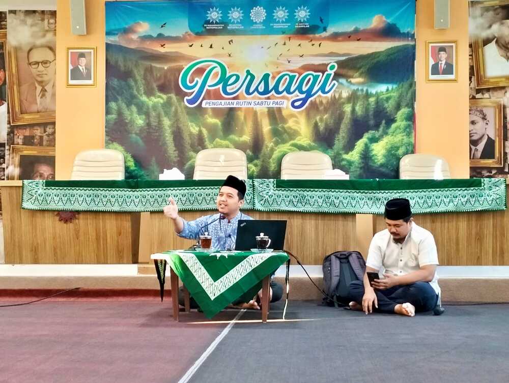 Niki Alma Febriana Fauzi saat menyampaikan Persagi (Pengajian Rutin Sabtu Pagi) di Grha Suara Muhammadiyah. Foto: Cris