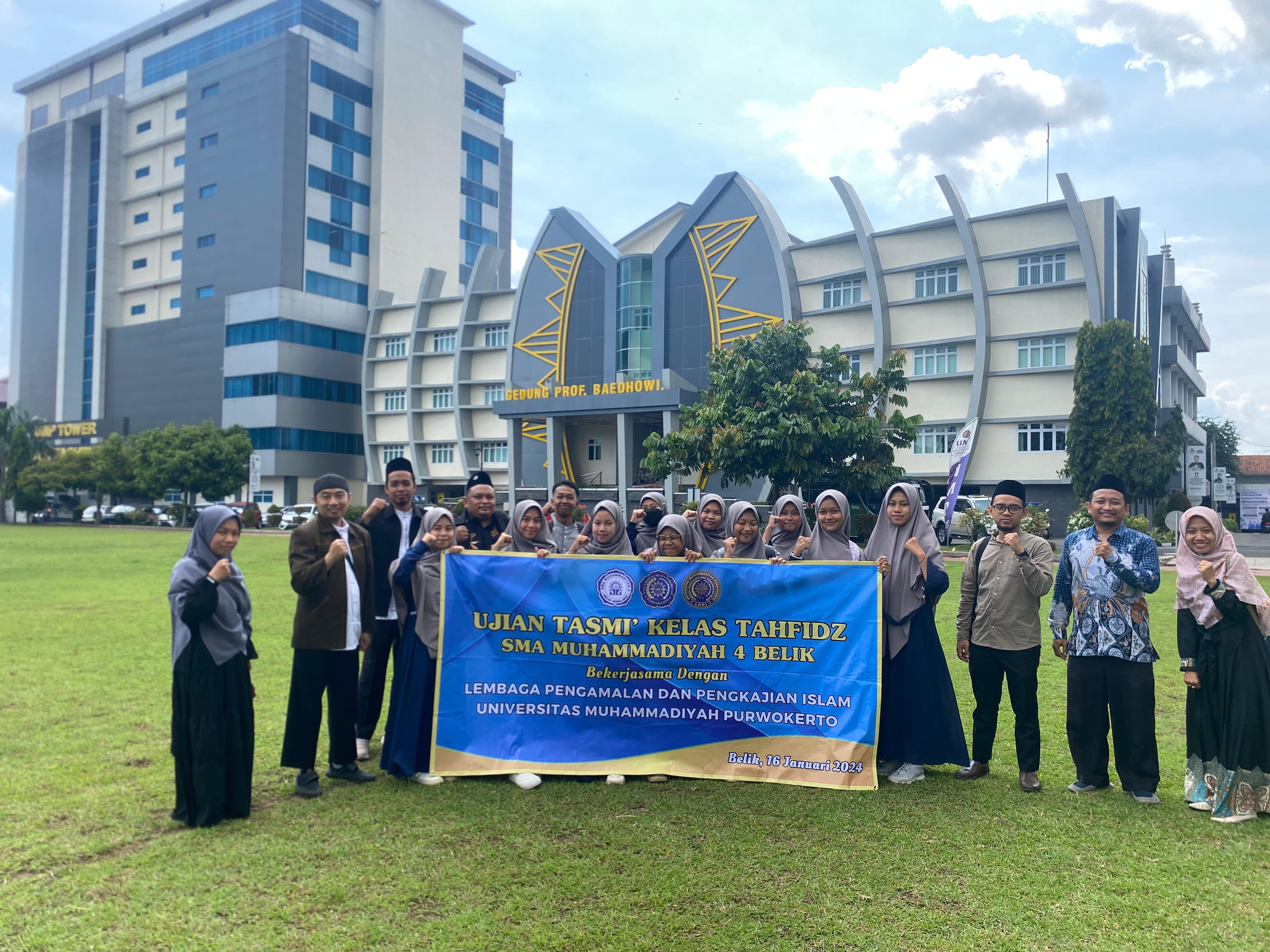 Program kelas tahfidz SMA Muhammadiyah berfoto bersama di UMP (16/1).