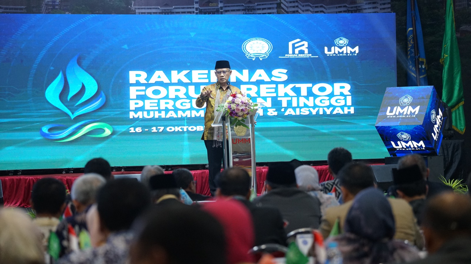 Ketua Umum Pimpinan Pusat Muhammadiyah Prof Dr Haedar Nashir memberikan sambutannya dalam acara Rakernas Forum Rektor PTMA di UMM (16/10).