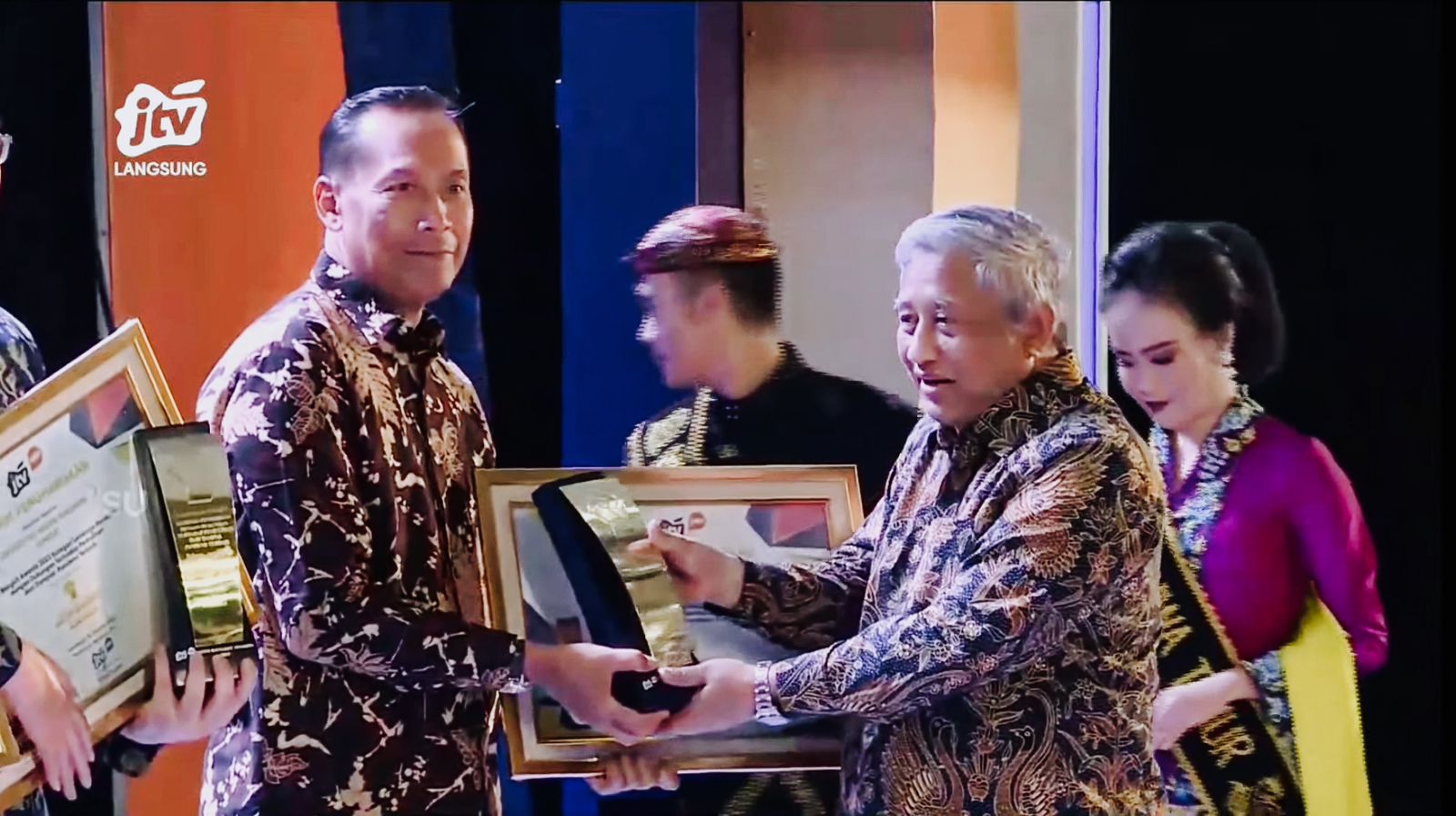 Rektor UMM Fauzan terima Jatim Bangkit Award