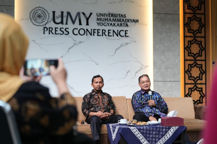 Rektor UMY (kanan) didampingi Sekretaris Universitas saat memaparkan isu strategis PTN dan PTS kepada rekan media di UMY, Rabu (22/4/2026)