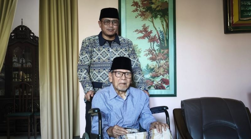 Deni Asy'ari, MA., Dt Marajo silaturahmi dengan Drs Rosyad Soleh Rabu (9/4/2025). Foto: Redaksi SM