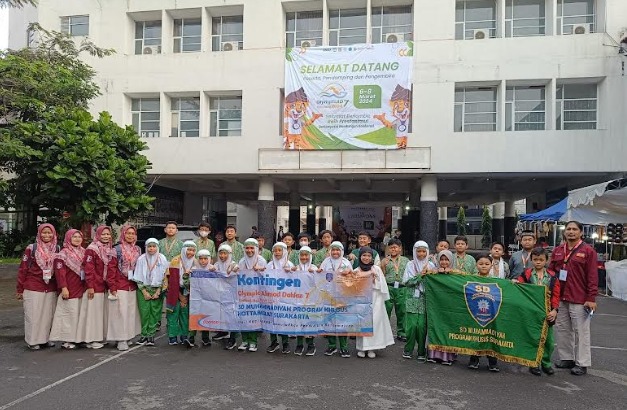 Kontingen OlympicAD VII SD Muhammadiyah PK Kottabarat Solo foto bersama di halaman Perguruan Antapani Bandung, Jawa Barat