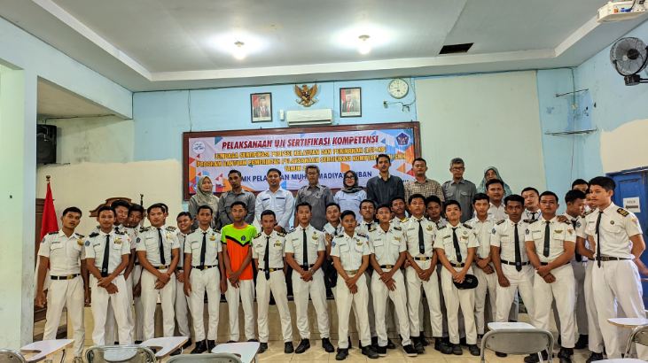 Siswa SMK Pelayaran Muhammadiyah Tuban berfoto bersama dalam Uji Kompetensi Profesi Kelautan dan Perikanan (30/4).