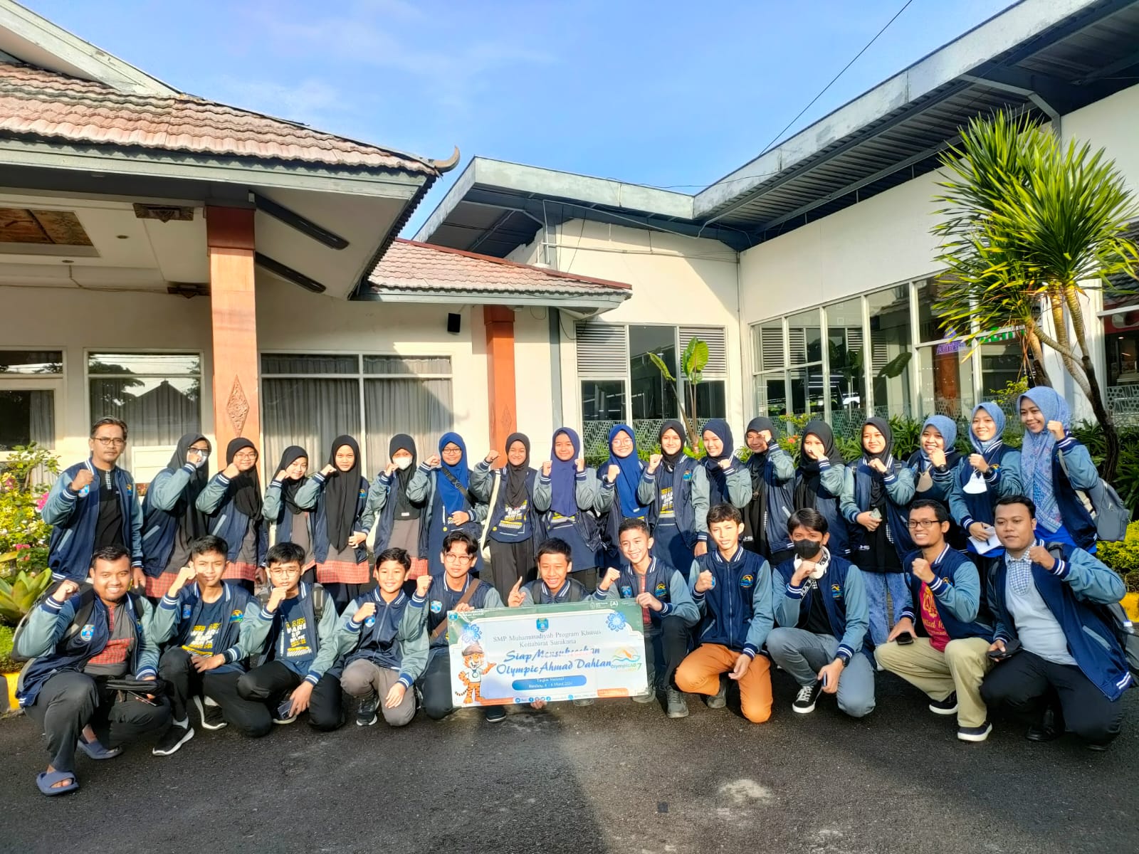 Kontingen SMP Muhammadiyah PK Solo di ajang Olympicad Ahmad Dahlan (Olympicad) 7 Bandung melakukan foto bersama (6/3).