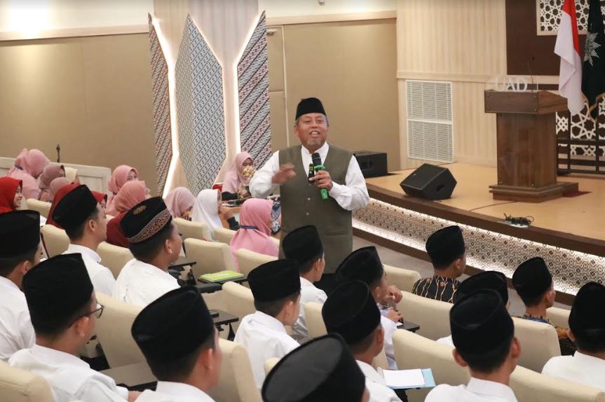 Ketua PP Muhammadiyah Agus Taufiqurrahman saat memberikan Khutbah Iftitah
