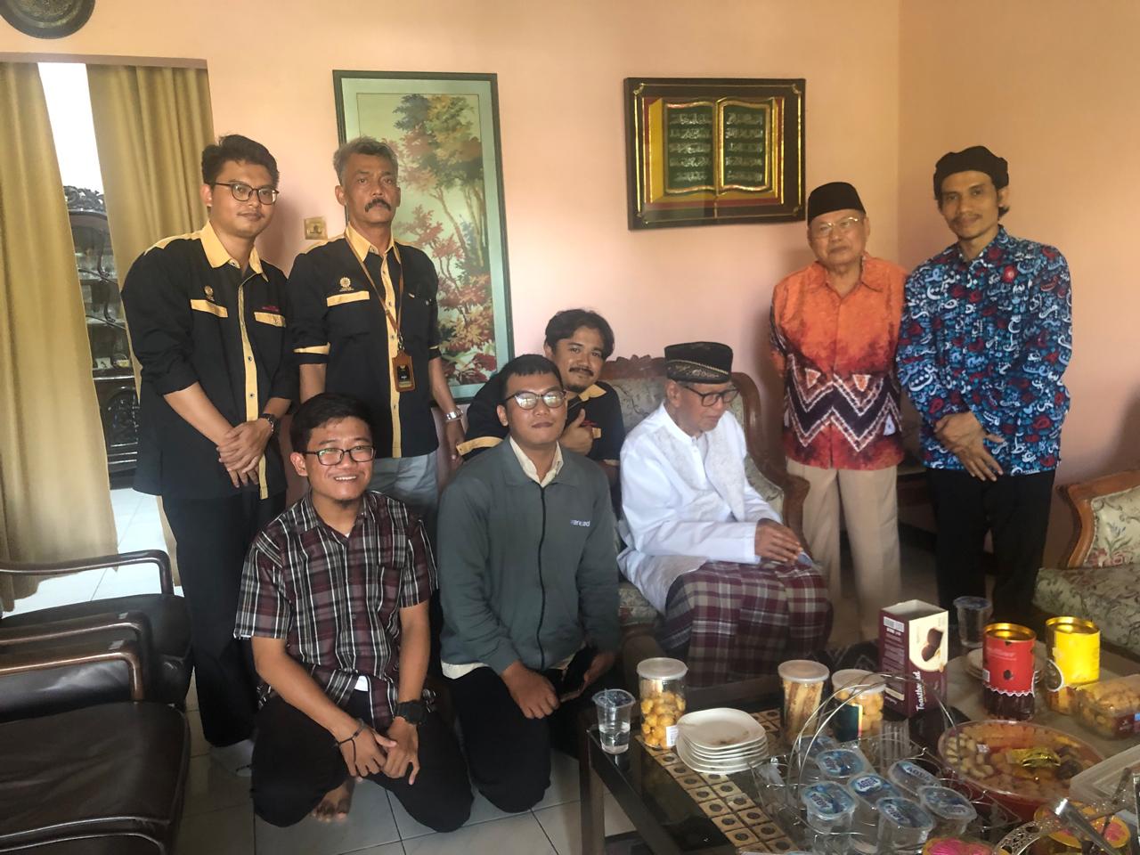 Suara Muhammadiyah berkesempatan silaturahmi ke kediaman Bapak Rosyad Sholeh (17/4).