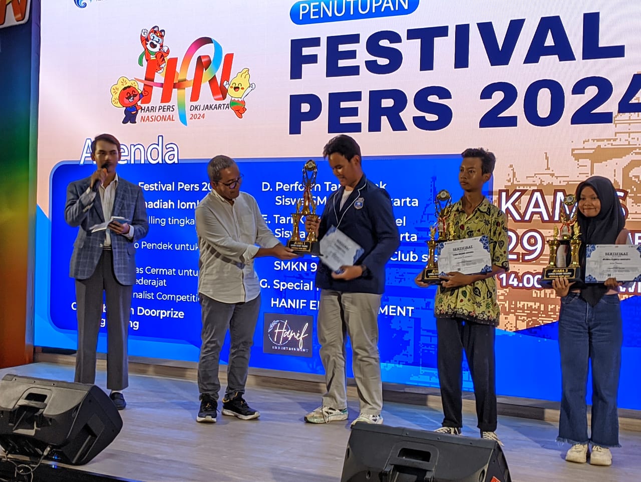 Presiden Direktur Solopos Media Group (SMG) Arif Budi Susilo memberikan piala penghargaan kepada Aji Muhammad Raihan siswa SMP Muhammadiyah PK Solo (29/2).