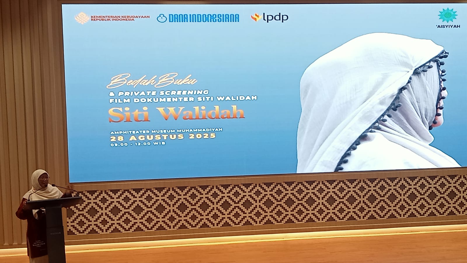 Ketua LBSO PP Aisyiyah, Wiwied Widyastuti menyampaikan sambutannya dalam acara private screening film documenter Siti Walidah di Amphitarium Museum Muhammadiyah Yogyakarta (28/8).