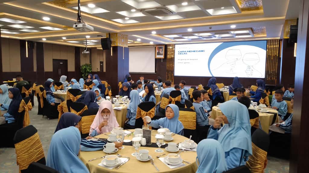 Table Manner SD Muhammadiyah Program Khusus Ampel Boyolali di SM Tower Malioboro Yogyakarta. Foto: Magang