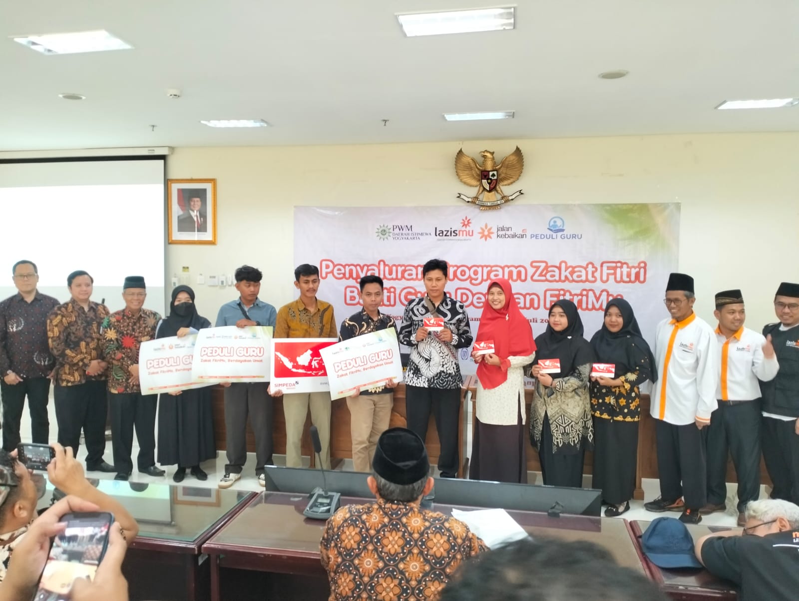 Pentasyarufan program peduli guru dengan Fitrimu. Foto: Cris