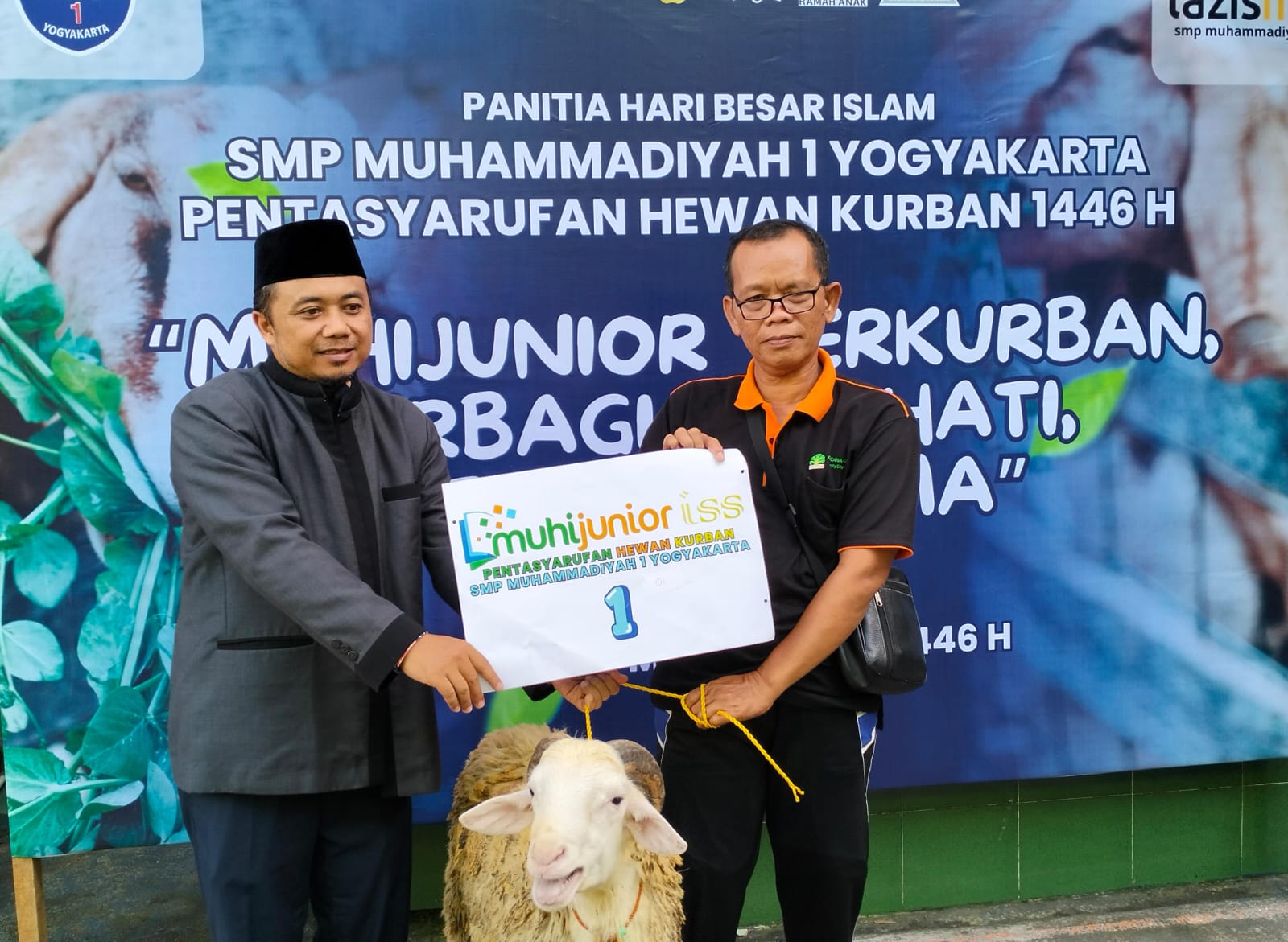 Perwakilan sekolah penerima tasyaruf hewan kurban dari SMP Muhammadiyah 1 Yogyakarta. Foto: Cris