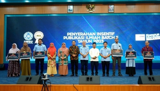 Rektor UMSU Prof Dr Agussani berfoto bersama dengan para dosen setelah penyerahan insentif publikasi ilmiah (1/4).