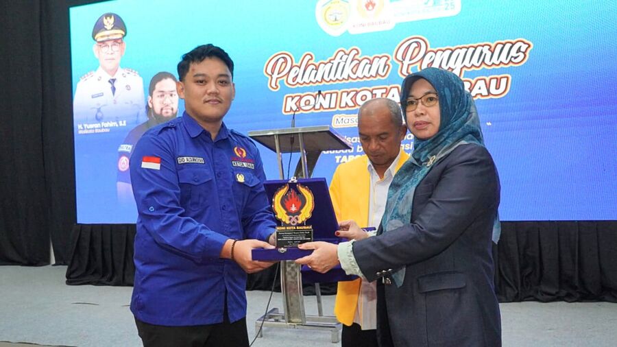 Ketua KONI Kota Baubau menyerahkan Plakat kepada Rektor UM Buton setelah menandatangani MoU
