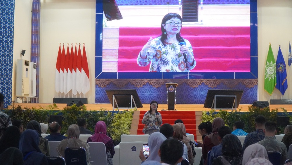 Prof Stella Christie, AB., PhD saat menyampaikan Workshop Inklusif Penulisan Artikel Ilmiah dan Publikasi Internasional di Unismuh