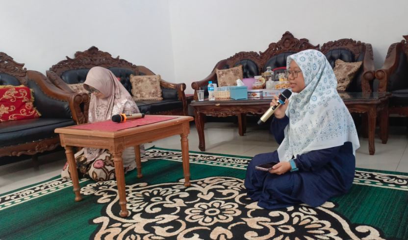 Ustadzah Umi saat menyampaikan kajian
