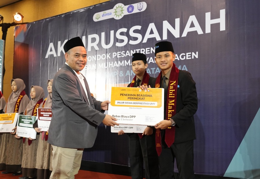 Wakil Rektor UMY bidang Pendidikan dan Kemahasiswaan, Prof. Dr. Zuly Qodir, M.Ag. secara simbolis menyerahkan beasiswa kepada salah satu santri Pondok Pesantren Darul Ihsan, Sragen