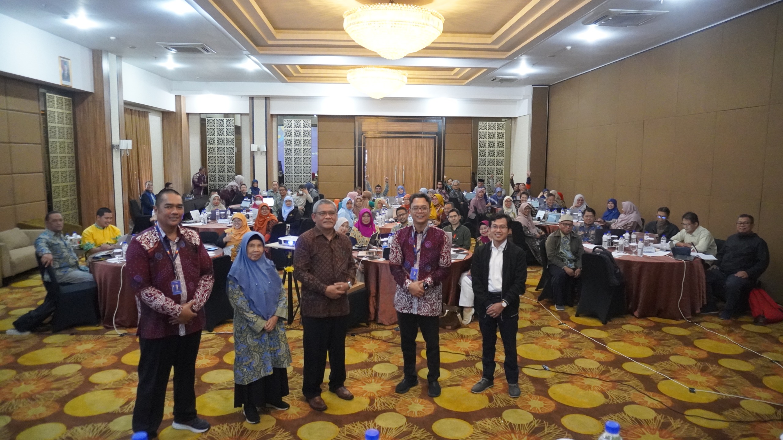 Rektor UAD bersama para peserta Journal Camp